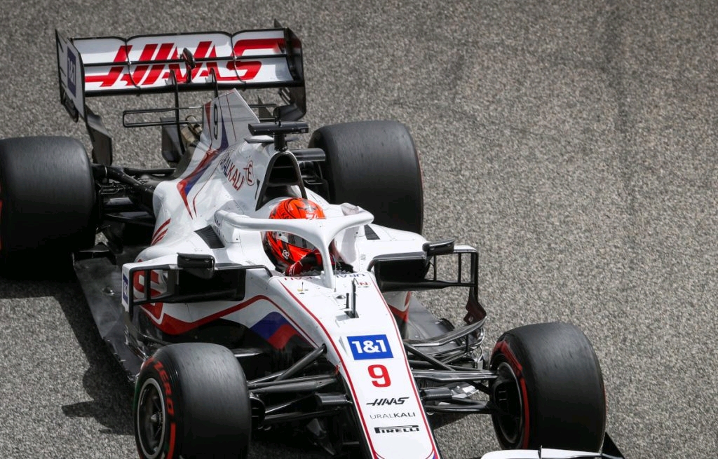 索伯车队完胜哈斯车队，塞恩斯带队取胜