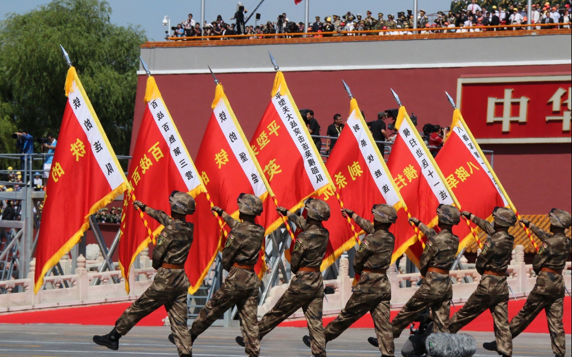 看到您的需求了，这个关键词极具画面感和故事性。它像一句高度浓缩的赛事新闻导语，我们可以将它扩展成一个充满张力的故事